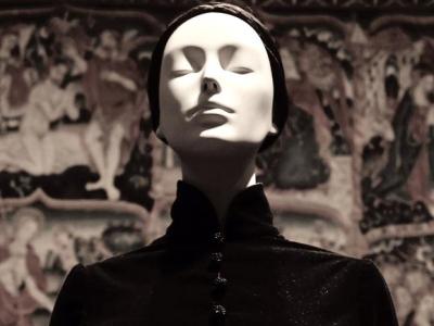 Manichino vestito da Jean-Paul Gaultier nella mostra Heavenly Bodies: Fashion and the Catholic Imagination.  