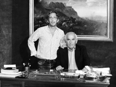 Fabio Massimo col figlio Tommaso, nella galleria di via del Babuino a Roma.