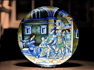 Nicola da Urbino (Nicola di Gabriele Sbraghe) (attivo dal 1520 al 1538 circa), "Sansone e Dalila". Maiolica, diametro cm 27,2. &nbsp;Edimburgo, Lyon &amp; Turnbull.