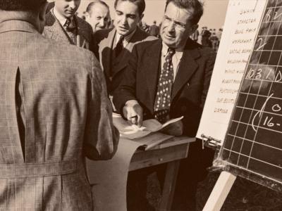 Wolcott, Marion Post, Allibratori che accettano scommesse alle corse di cavalli, Warrenton, Virginia (1941). Farm Security Administration (Library of Congress)
