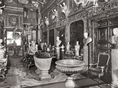 La Galleria degli Specchi di Palazzo Borghese con l’allestimento Sangiorgi in una foto degli anni Venti del Novecento
